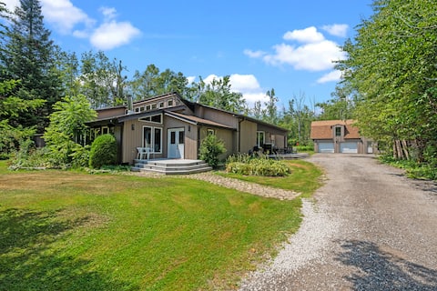 Beautiful Cottage w Indoor Pool, Sauna, Pool Table