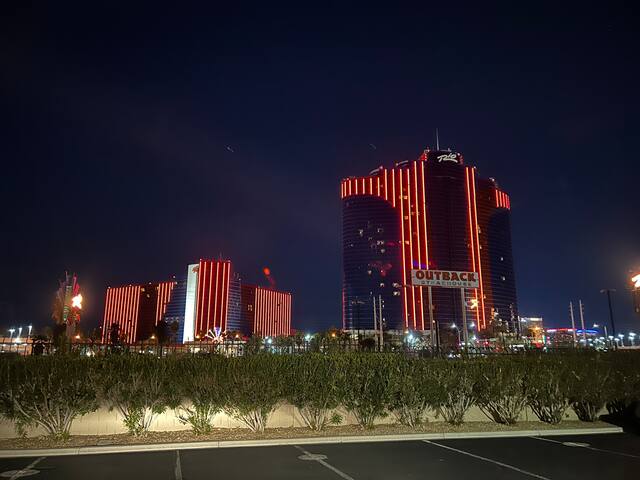 Spacious and remodeled no resort or parking fees gallery image 5