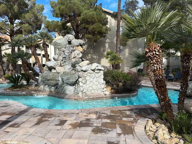 Spacious and remodeled no resort or parking fees gallery image 2