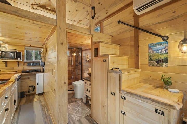 Shkallët e poshtme tërhiqen për të krijuar shkallë të rehatshme për të shkuar në loftin e folesë së zogjve. Ktheji kur nuk janë në përdorim për t 'i dhënë hapësirë të shtuar në dysheme.