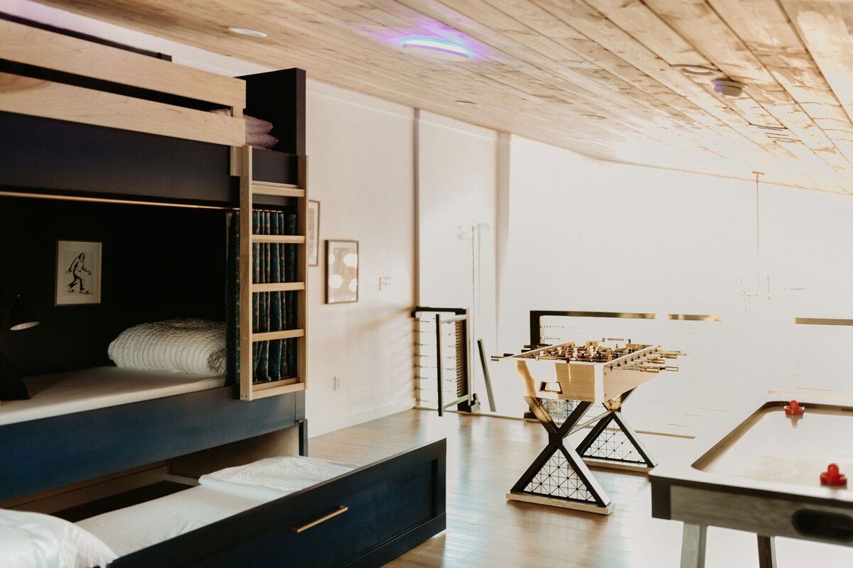 เตียงสองชั้นคู่ 2 หลังพร้อมรางดึงออกใต้เตียงสองชั้นด้านล่าง เตียงสองชั้นด้านบนมีขนาดกะทัดรัดสำหรับผู้ใหญ่ 
หมายเหตุ ** ลอฟท์มีบันไดที่มีล้อที่ฐานผลักเข้าและออกเพื่อเข้าห้องใต้หลังคา 