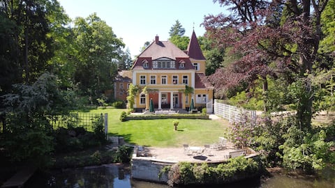 Villa, lake & park - your dream