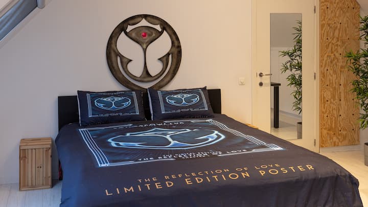 SLPK 2, Comfortable double bed in an attic room with air conditioning.