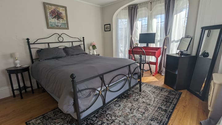 غرفة نوم تضم سرير كوين