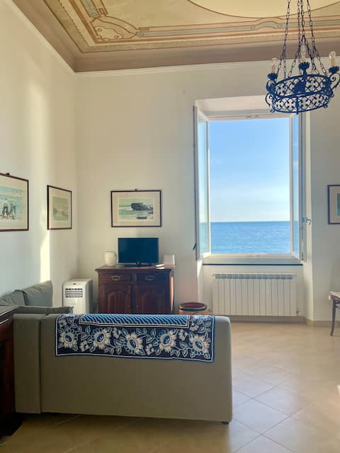 Popular Airbnb listing: the house by the sea in Lavagna