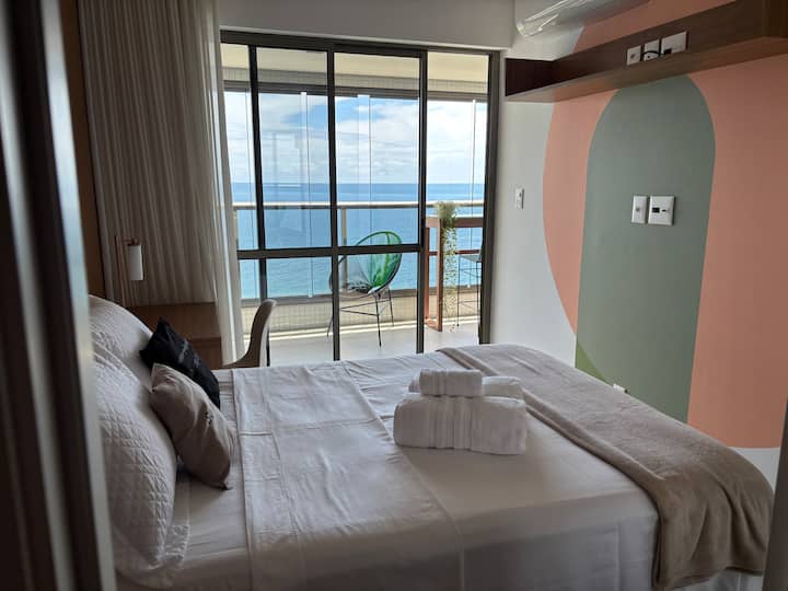 ห้องพักพร้อมวิตาสำหรับทะเลเครื่องปรับอากาศแบบแยกส่วนและโต๊ะทำงานติดกับเตียง