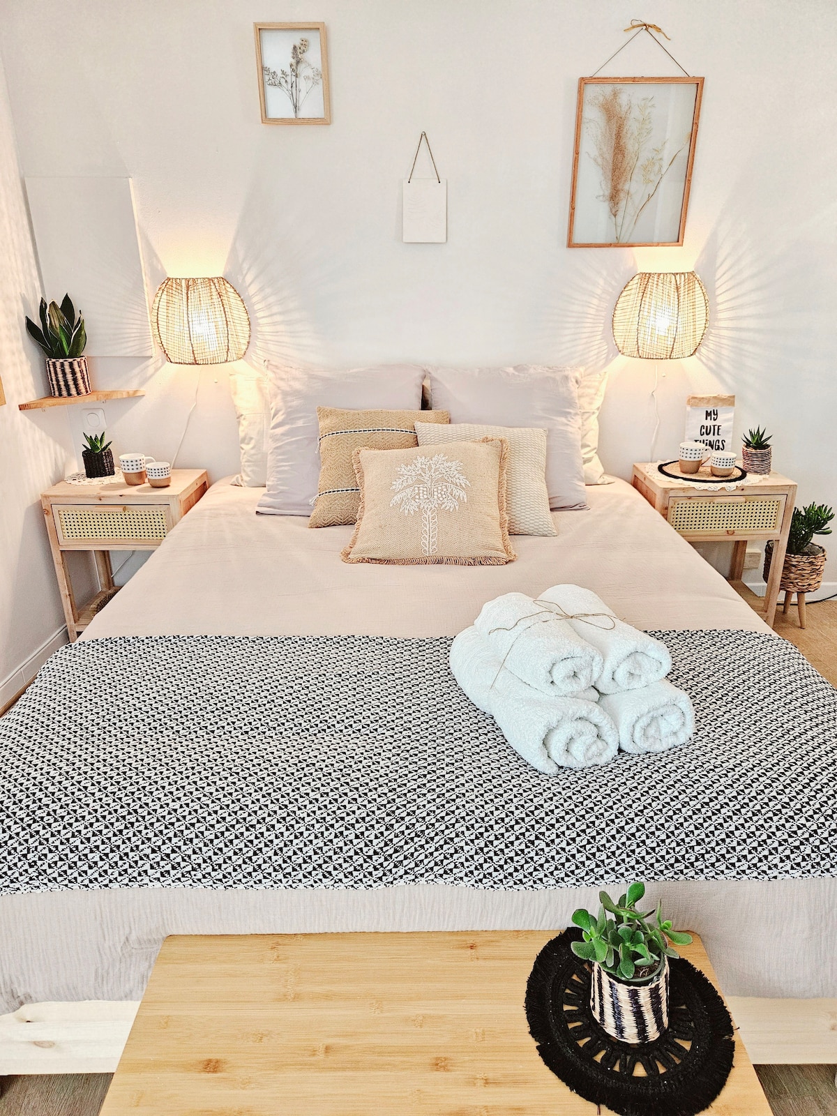 Განათებული Queen Size Confort 160x200. Გადართეთ საწოლთან. Ელექტრომოწყობილობები, სანათები და საწოლთან მდგარი მაგიდები საწოლის ორივე მხარეს. Ზეწრები, საწოლები მზადაა დაბინავებისას. Სათავსოების თაროები. ქოლგის საწოლი მოთხოვნისამებრ