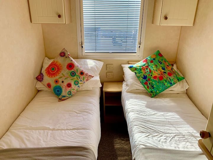 Ne ofrojmë dy jastëkë të vetëm dhe 4 jastëkë që do të të duhen për të marrë me vete shtrojat e krevatit 
(Mbulesa me një jorganë, këllëfë jastëku dhe çarçafë të poshtëm) 