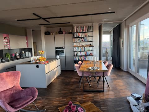 Leistungsstarkes Airbnb: Life above the rooftops of Ehrenfeld in Ehrenfeld