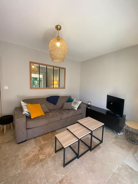 Top performing Airbnb: Cottage, air conditioning, heated pool, central enclosed park in L'isle Sur La Sorgue