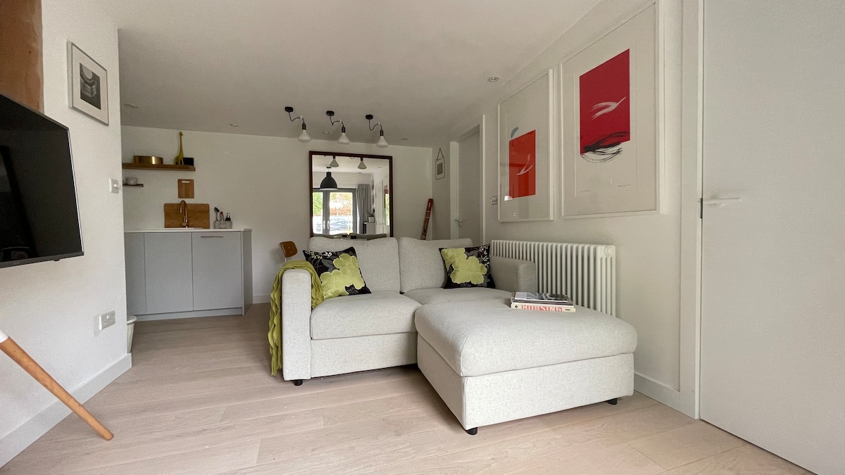 Top performing Airbnb: Private Studio with parking in estuary village in East Devon