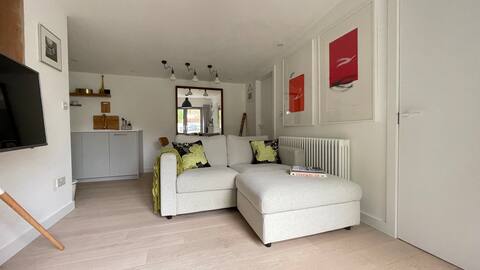 Top performing Airbnb: Private Studio with parking in estuary village in East Devon