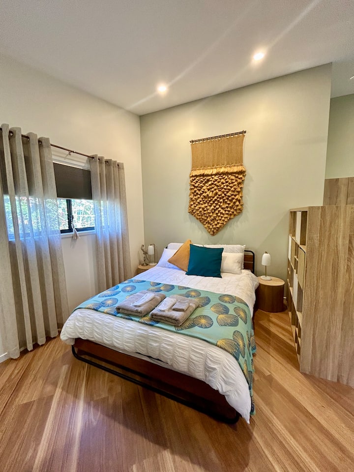 Ние предлагаме гама от меки и средни възглавници от пера и мемори пяна, топ матрак с пера, прекрасно спално бельо и набор от допълнителни хвърляния, за да ви позволим да създадете температурата, която ви подхожда най - добре. Блокиращата щора ще ви помогне да хванете допълнителни zzzzz's.