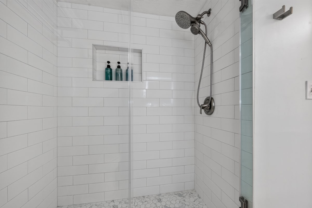 TopFLR-Oceanfront Bldg, Pool, Views & Gear