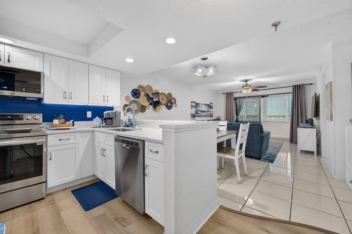 TopFLR-Oceanfront Bldg, Pool, Views & Gear