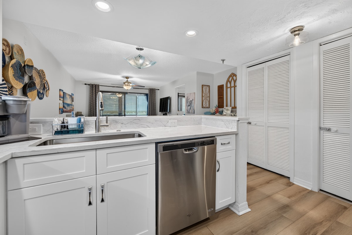TopFLR-Oceanfront Bldg, Pool, Views & Gear