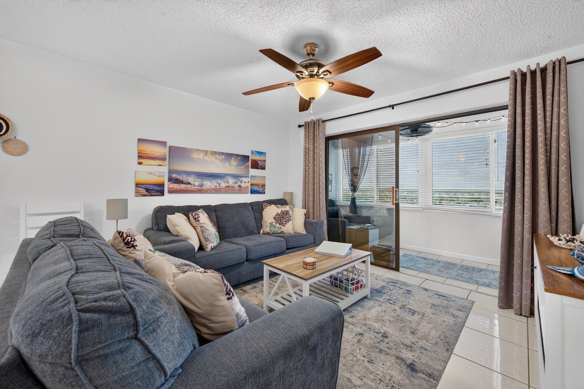 TopFLR-Oceanfront Bldg, Pool, Views & Gear