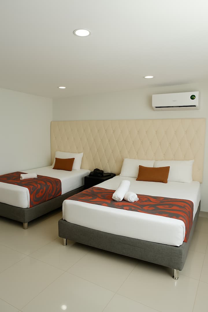 Habitación amplia y elegante , ideal para familias, grupos de amigos o compañeros de viaje. Cuenta con un ambiente moderno y acogedor para disfrutar de una estancia cómoda y reparadora.