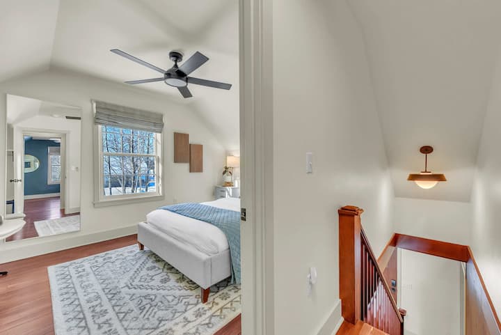 Hot Tub w/ Mt Views, Full Kitchen, Laundry