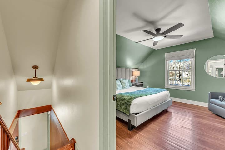 Hot Tub w/ Mt Views, Full Kitchen, Laundry