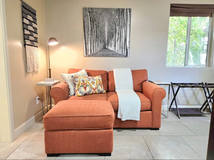 Luxurious Tempe Studio *Jetted Tub, King Bed* - Tempe, AZ