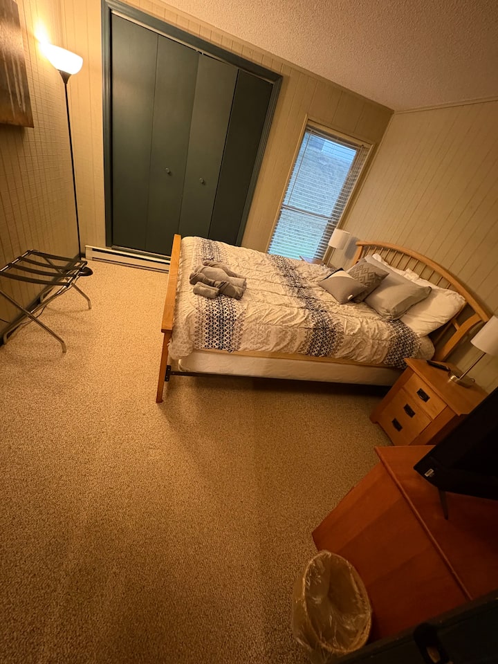 Privat soveværelse med queensize-dobbeltseng.