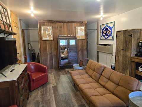 Shotgun Cabin on the Pond w/ Kayak & Fast Wi-Fi