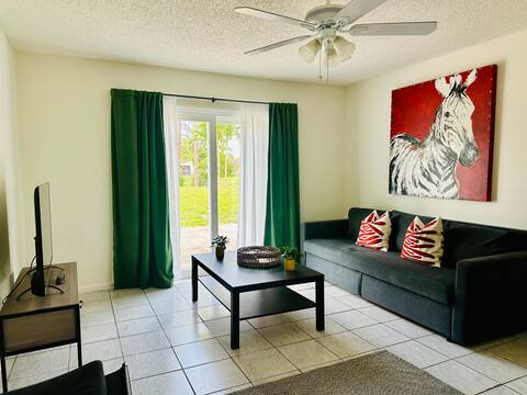 House 4Br, 5 beds, 2 sofa beds. West Palm Beach.