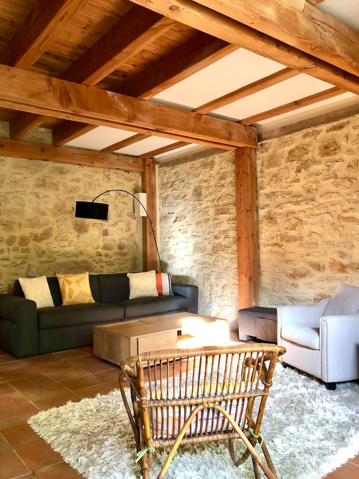 ห้องนั่งเล่นมองเห็นลานด้านในของมาส
โซฟาเปิดเป็นเตียงได้ 2 เตียง (80x200)
วิวจากประตูฝรั่งเศสที่มองเห็นสวน 