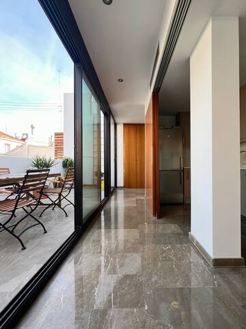 Top Floor Gem with Terrace in Prime Location gallery image 3