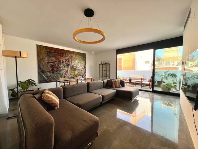 Top Floor Gem with Terrace in Prime Location gallery image 2
