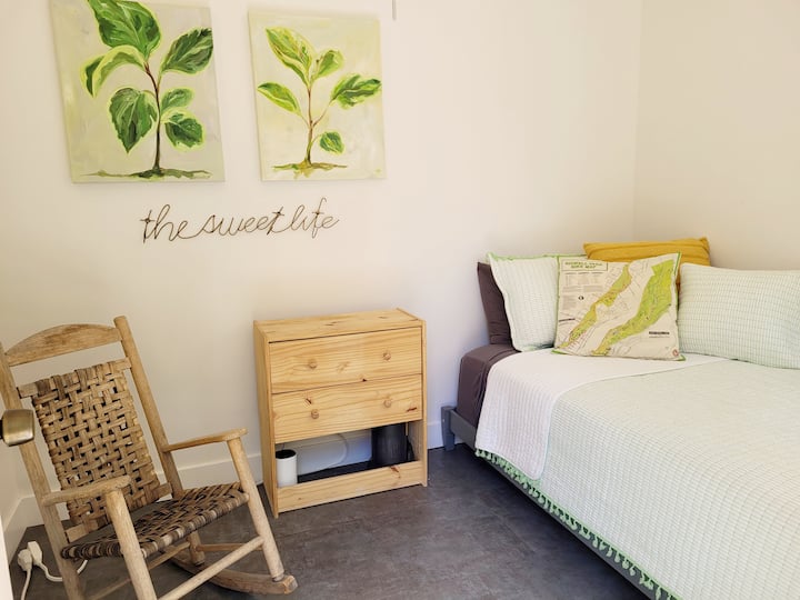 Ova je spavaća soba odvojena od ostatka kuće. Smješten u dvorištu, to može biti privatni prostor za spavanje jedne osobe, a neki ga mogu koristiti kao kućica za igru u dvorištu za djecu.