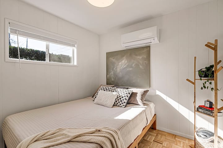 Udobna spavaća soba s bračnim krevetom i lijepo uređenom kupaonicom. Ova manja spavaća soba nalazi se odmah pored glavnog stambenog prostora i ima vlastiti mini split za maksimalnu udobnost.