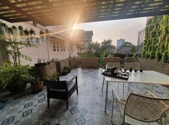 Bangkok stylish holiday home 24h security guards