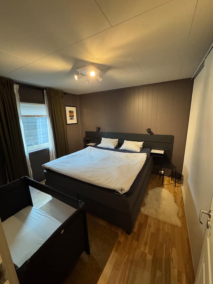 Chumba kikuu cha kulala. (Uwezekano wa kitanda cha kusafiri kwa watoto katika chumba hiki au chumba kingine chochote)