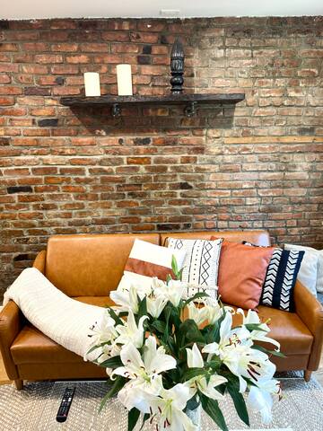 Modern Elegance Meets Comfort 2 Bedrooms- 2 Baths gallery image 3