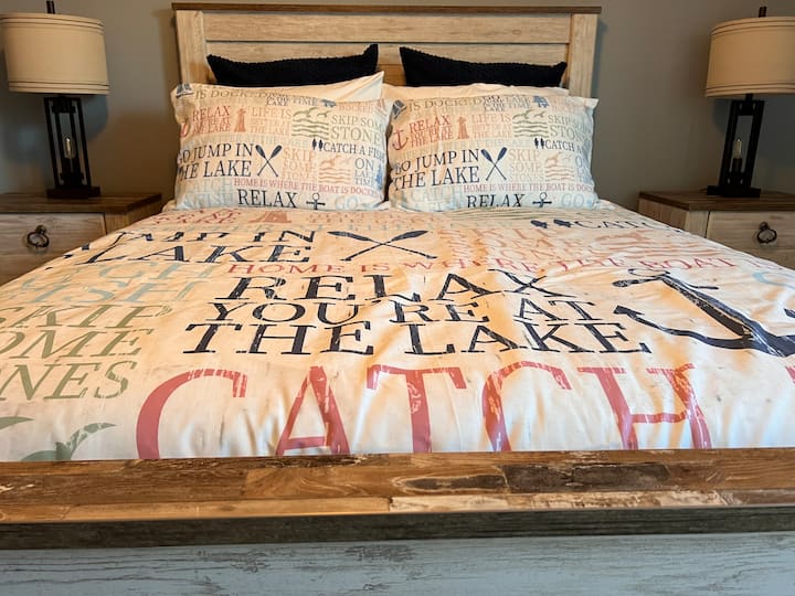 Secondary bedroom (Queen bed) w/connected Jack-n-Jill Bathroom.