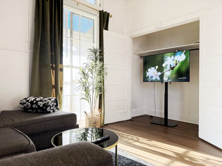 The Harrison H | Queen 1bd/1ba Apt Near Downtown - エバンズビル, IN