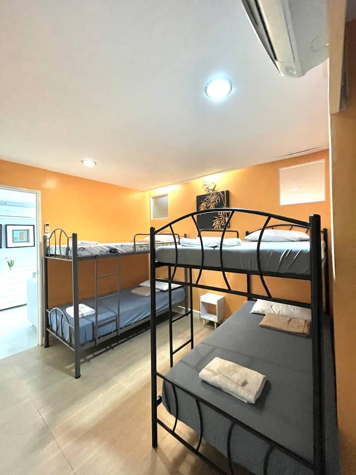 Ова е спална соба 1 каде што може да се сместат 5 лица. Дополнително лице ќе спие на преклопен кревет. 