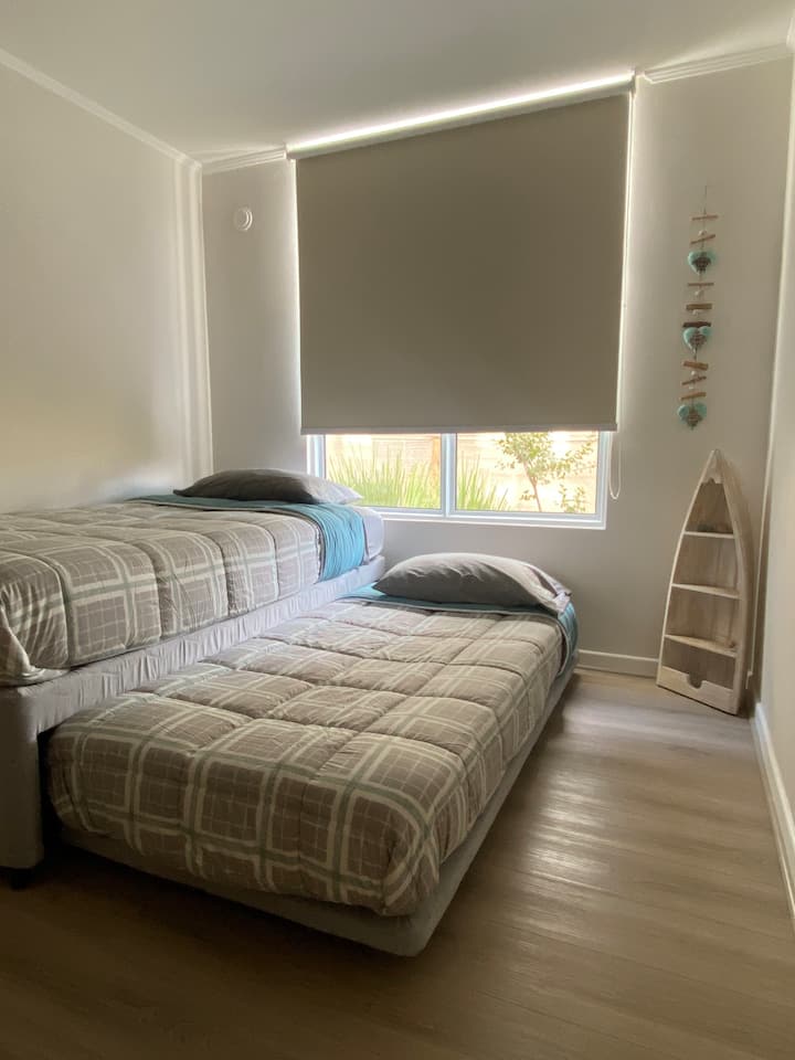 卧室1、遮光窗帘、热板窗户、单人巢床。衣柜、边桌。