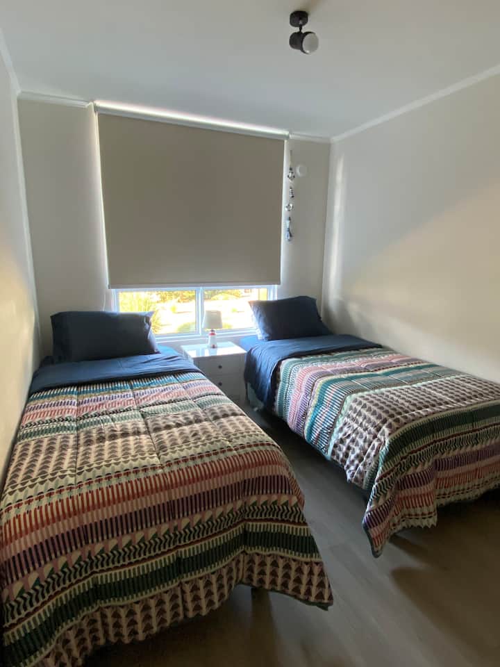 2号卧室，两根单头发，床头柜，衣柜，烛光，遮光窗帘，保温板窗 