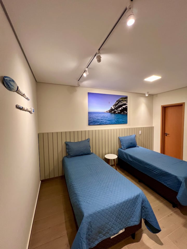 Стая с две единични легла и две помощни средства