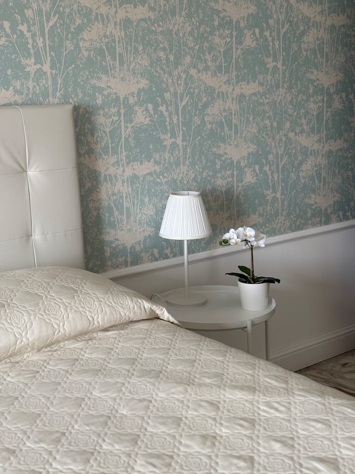 غرفة أنيقة مع شرفة مجهزة بطاولة قهوة وكراسي لتناول الإفطار أو الاسترخاء مع إطلالة على البحر. إضاءة مريحة، أثاث أنيق، خزانة ملابس ذات بابين، طاولتان مفيدتان بجانب السرير، مكيف هواء ساخن/بارد. يتم توفير البياضات والبطانيات والوسائد.