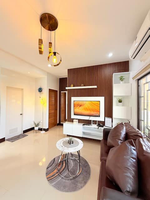 Modern 2BR Near SM/ Fast Wifi/ Free Parking