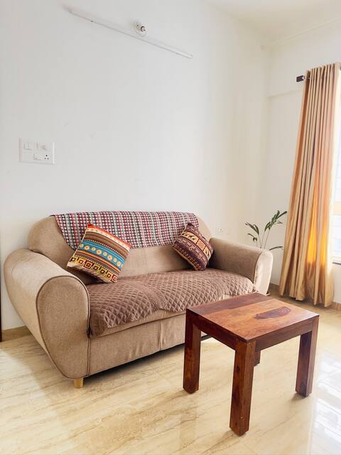 Eagle's Nest: Beautiful 2 BHK AC flat Baner Road