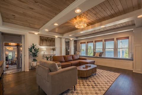 7 bed 7 bath: Lakeside home minutes from downtown