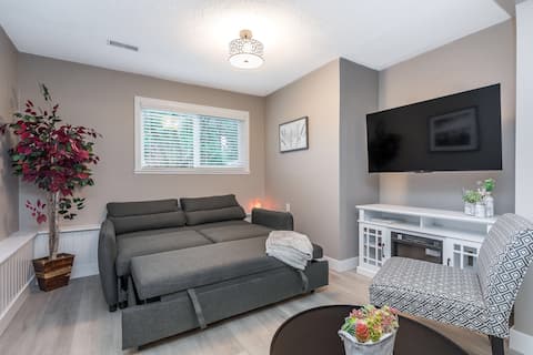 Top Airbnb: Near Golf | Fort Langley | Fireplace | Parking in Langley Township