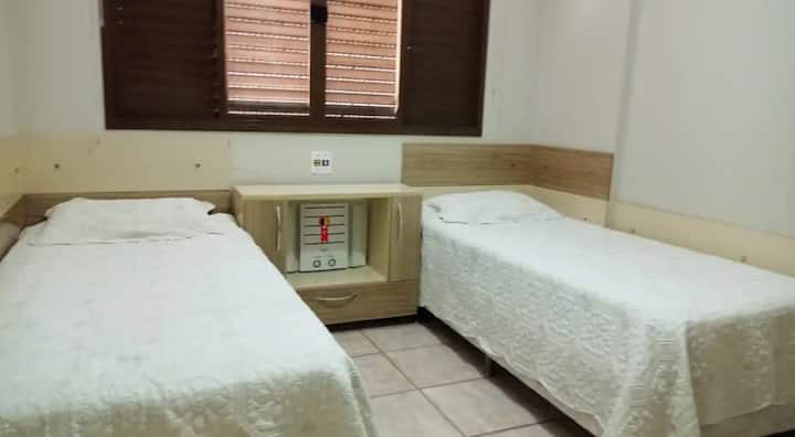 Habitación con camas individuales que juntas se convierte en una cama de dos plazas