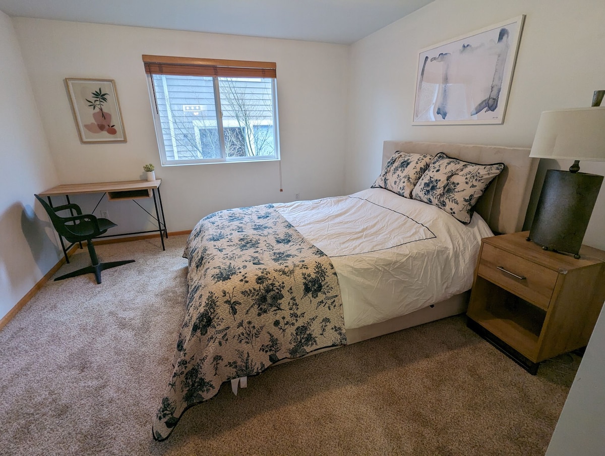 Брачен кревет (широк 150-179  см) со подвижен душек