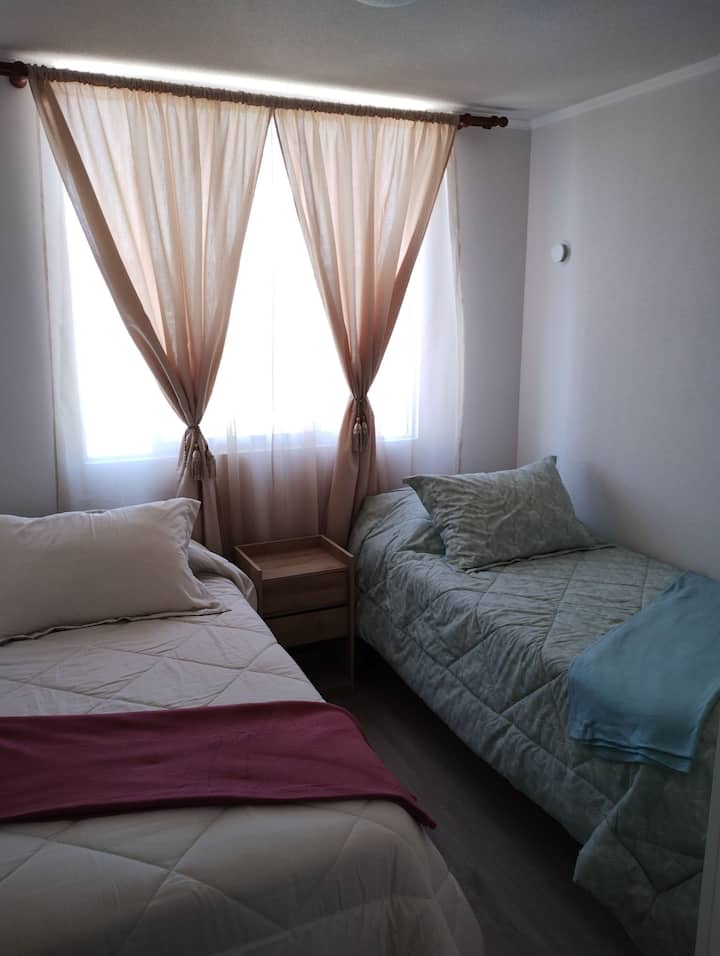 ห้องนอนที่ 2
เตียงนอนสบาย 2 เตียงในพื้นที่ 1 ห้องพร้อมเครื่องนอนและโต๊ะข้างเตียง นอกจากนี้ยังมีตู้เสื้อผ้าเพื่อเก็บของใช้ส่วนตัว